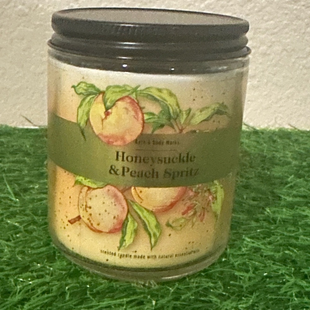 Bath & Body Works Honeysuckle & Peach Spritz Candle Floral Fruity Summer Scent